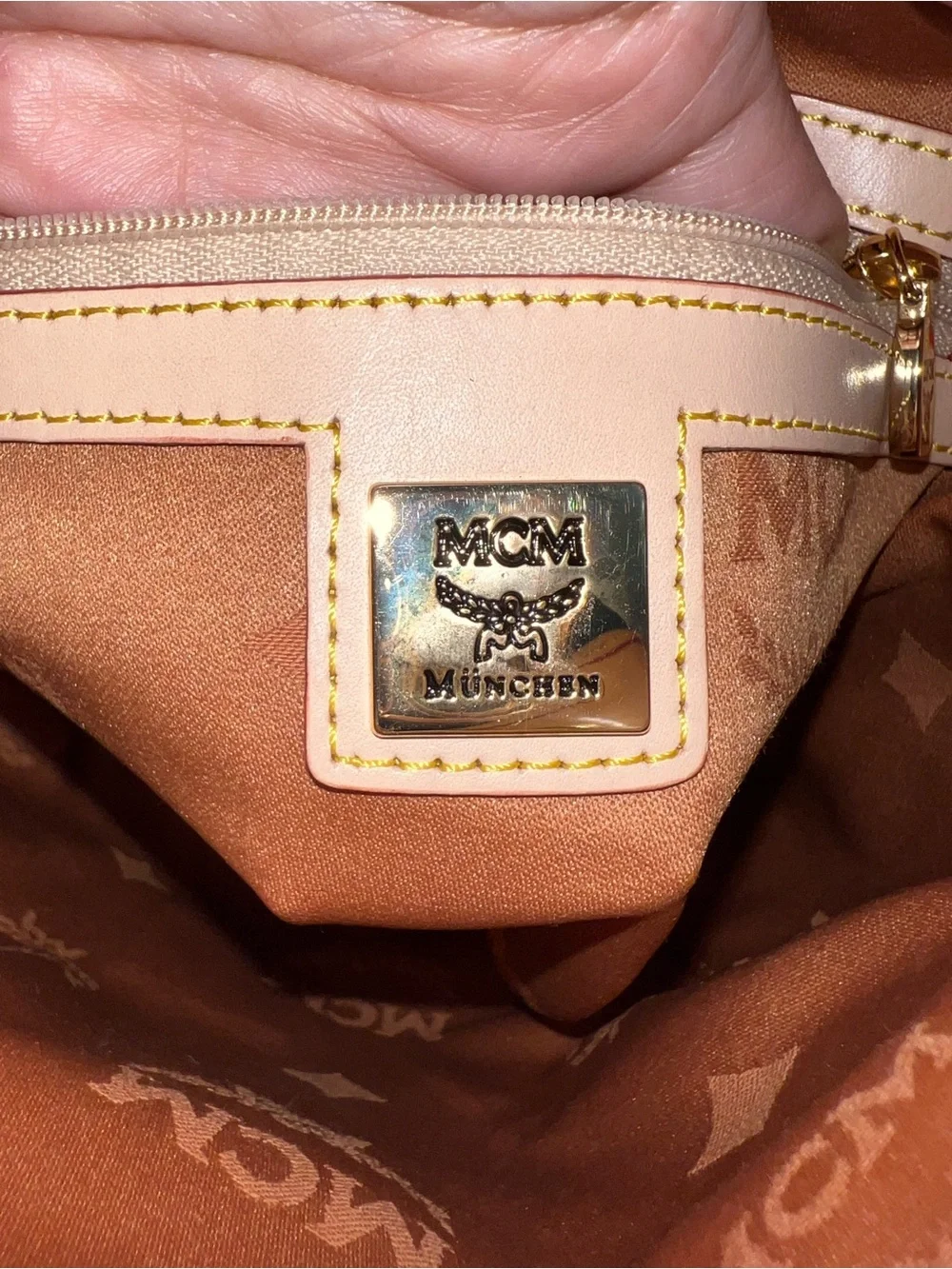 AUTH MCM BUCKET WHITE